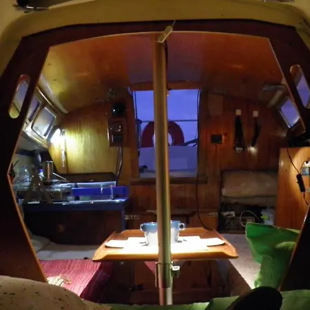 Velero Freja Botel